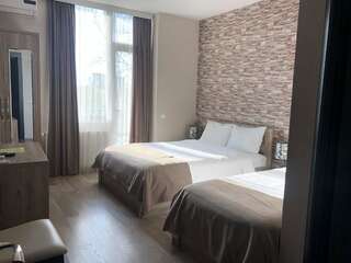 Отель Continental Hotel Кутаиси Стандартный трехместный номер-1